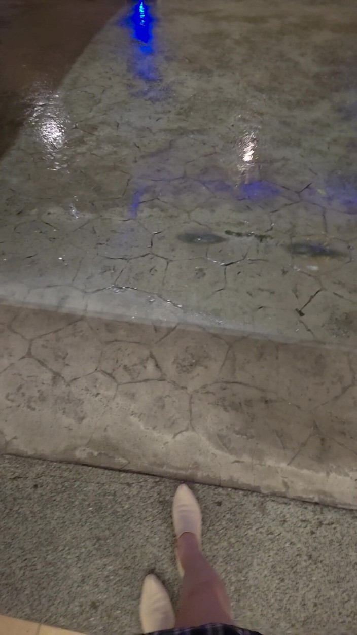 Taiwancdgirl: 모텔 차고에서 팬티 보여주기