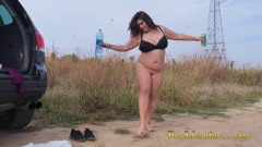 Pee Adventures: BBW brunetka chčije venku - Tlustá brunetka měla svůj měchýř tak...