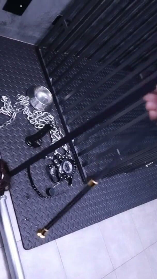 Aisan girl bondage: Latex et la petite amie attachées à la limite, crochet au...