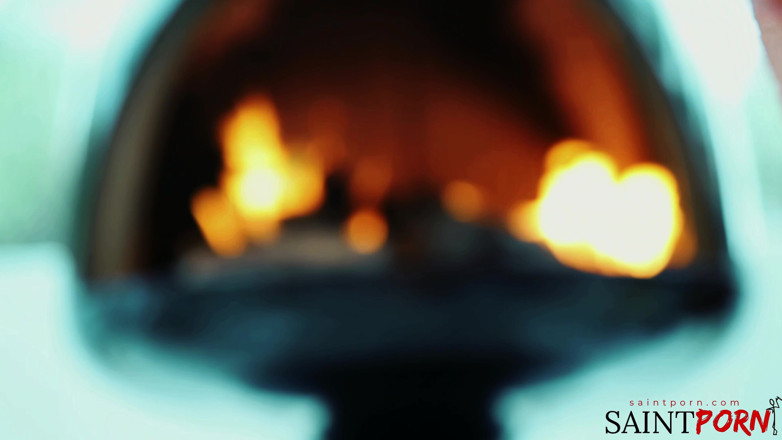 SaintPorn: Beleza de cabelos escuros Brandy Aniston esfrega sua buceta raspada...