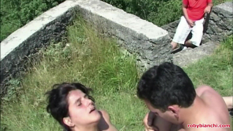 Topax Film Production: Итальянка Волосатая Шлюшка Принимает Два Члена На Улице В Любительском Видео