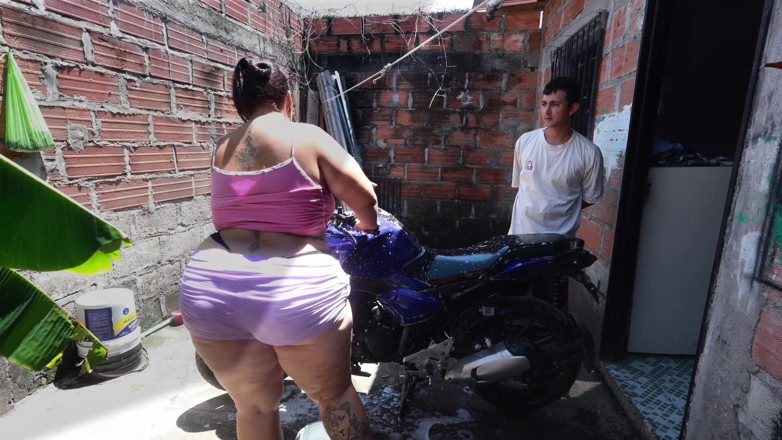 Lexly_16: Meu vizinho lava minha moto e depois me fode