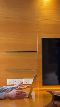 Minik ofis orta yaşlı seksi kadın büyük zenci yarağı tarafından götten sikiliyor