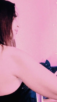Eva lateks bdsm dengan pantat bahenol lagi asik muasin dirinya sendiri pakai sepatu hak tinggi