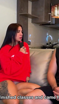 Tetona milf Silvana Lee invita a su amiga a ver una película pero ella está cachonda