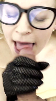 Zralá děvka sání ptáka v brýlích, punčochách a podpatcích POV