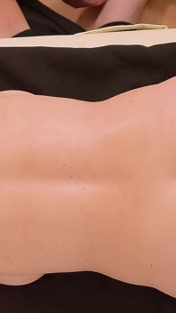 Milf em uma mesa de ordenha masculina recebe uma massagem anal enquanto outro cara cuida de sua buceta