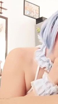 Gadis remaja dengan kosin cosplay lagi asik nyepong kontol