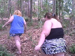 BBW nurse Vicki adventures with friends: Dışarıda halka açık parkta 2 iri güzel kadın çiş osuruk