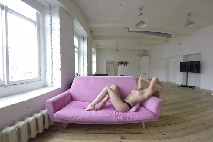 StasyQVR: Lo spogliarello mattutino di una bionda stretta