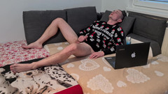 Fap_man93: 淫荡的年轻饥渴爸爸自慰他的大鸡巴并在他的圣诞毛衣上射精