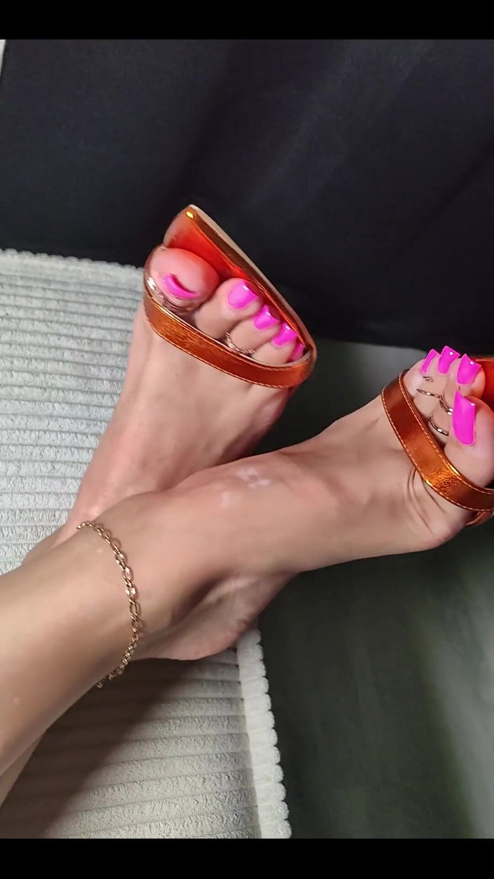 Goddess Lena: Ayaklarım senin bölünmemiş ilgini hak ediyor