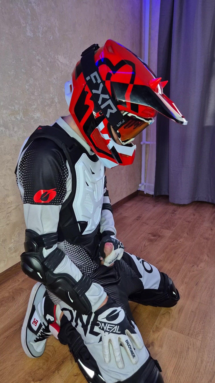 Sneakersmax98: I Put on My Boyfriend's Mxgear, Cum Twice