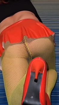 Klettern und dehnen in meiner grünen strumpfhose und meinem roten Mini