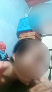 En train de baiser la bite de sa belle-mère