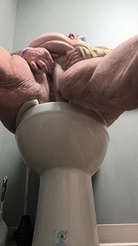Sie genießt es, ihre muschi auf der toilette zu reiben