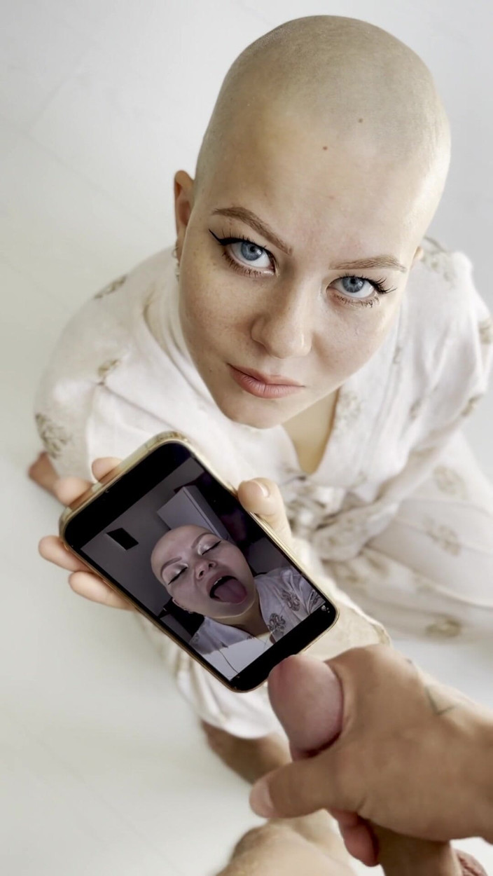 Vilu_and_Mi: Sborrata in omaggio alla ragazza pelata che si pulisce il...