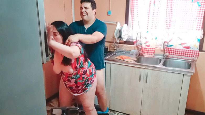 BBW Kelly Mom: 새엄마가 냉장고를 열때 부엌에서 섹스