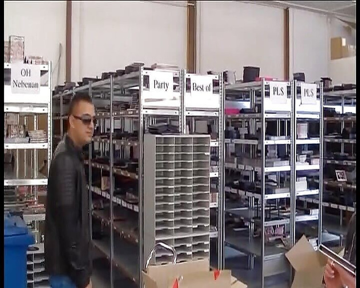 Deutsche XXX Filme: Memek sempit boneka jerman rambut cokelat dientot habis-habisan sama kontol...