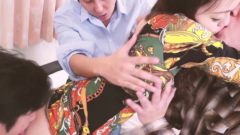 JAPAN IN LOVE: Beau Oriental Babes Scene-3 Japonka z małymi piersiami uprawia seks...