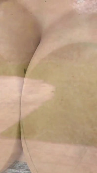Lavage des fenêtres sans soutien-gorge et pousser cul et seins au verre