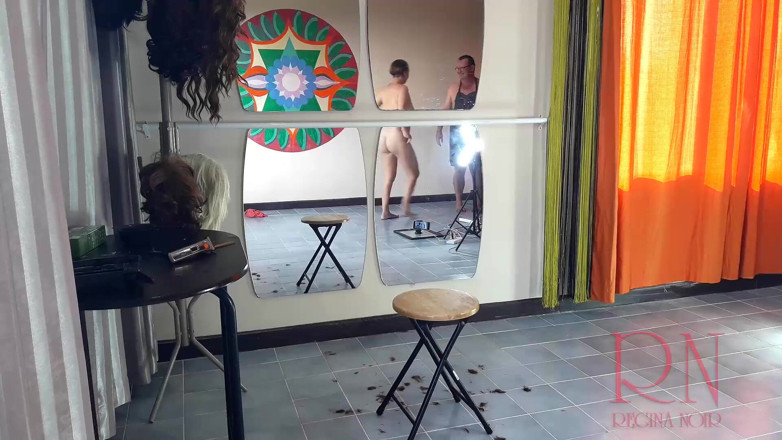 Regina Noir: Nagi zakład fryzjerski. Dotkną mojej cipki nago, podczas gdy fryzjer ścina...
