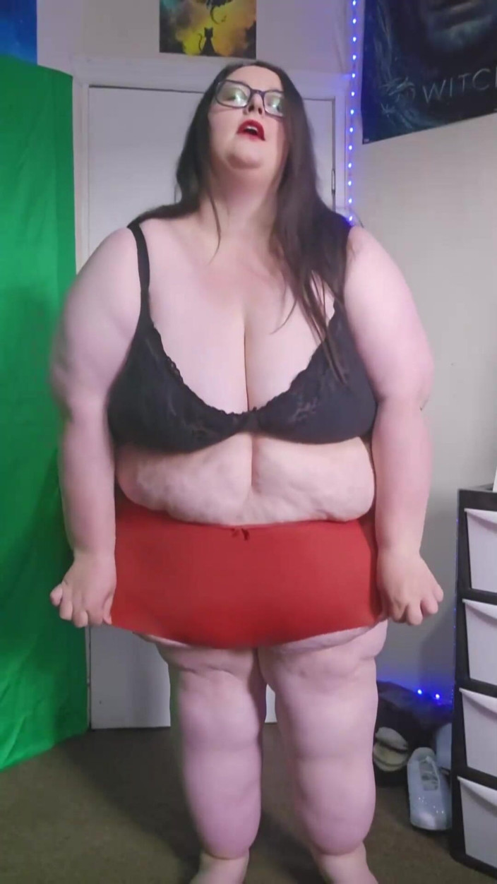 SSBBWLadyBrads: Cewek super semok dengan celana dalam merah super semok ini...
