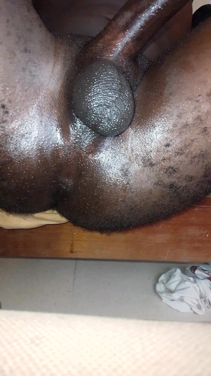Bigdick12: Naoliwiony tyłek
