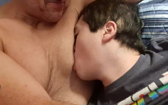 Lymph Guy: लड़के को सौतेले डैडी के स्तनों को चूसना पसंद है