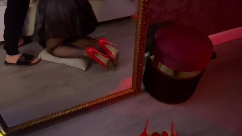 Slowly Tease: # 12 ella levantó su falda corta y chupó de rodillas