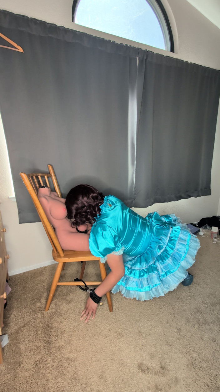 Sissy Candy: Sissy Služka dostane límec zamčený k péru její panenky!