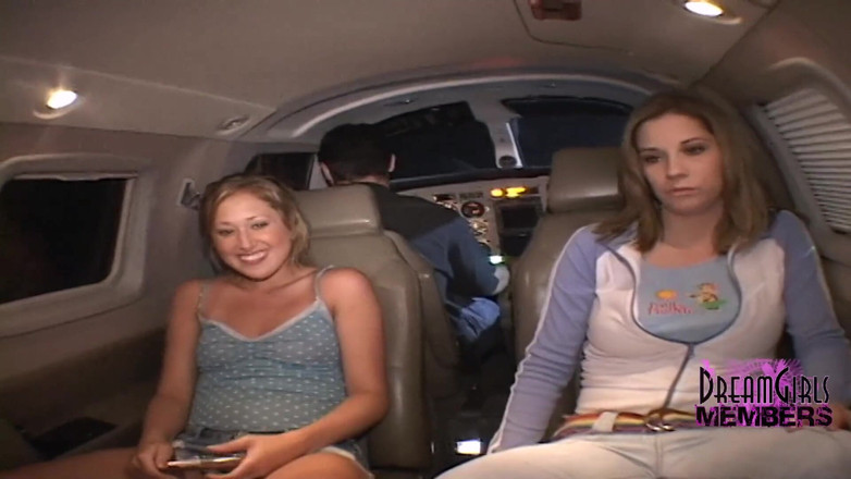 Dream Girls: Două gagici îi fac surpriză pilotului dezbrăcându-se