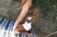 CBD Media Interracial: Blonďatá ebenová teenagerka saje velkého bílého ptáka a zakryla si...