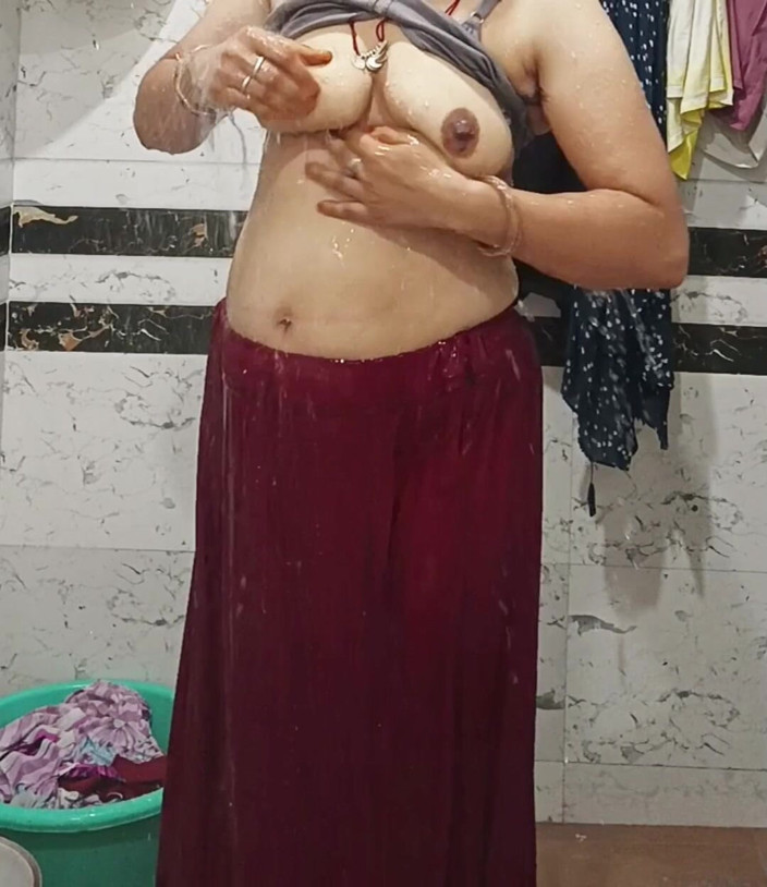 Priyahot77: Priya Bhabi 거유 후장 목욕 쇼