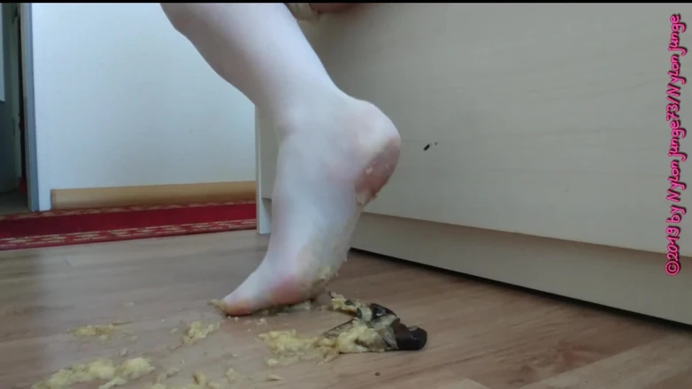 Carmen_Nylonjunge: Крошка банана в белых колготках