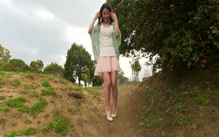 Pure Japanese adult video ( JAV): Японська тінка глибоко смокче хлопця з жорстким членом перед сквіртом