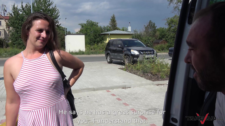 Take Van: Une bombasse pulpeuse se fait nourrir de sperme frais après...