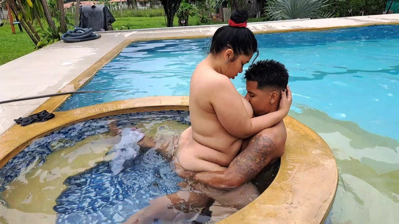 Jocelyn: Ibu Tiri Saya Mengendarai Penis Saya Di Kolam Renang