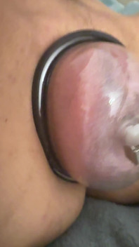 Băiatul devine foarte excitat când vede pizda pompată