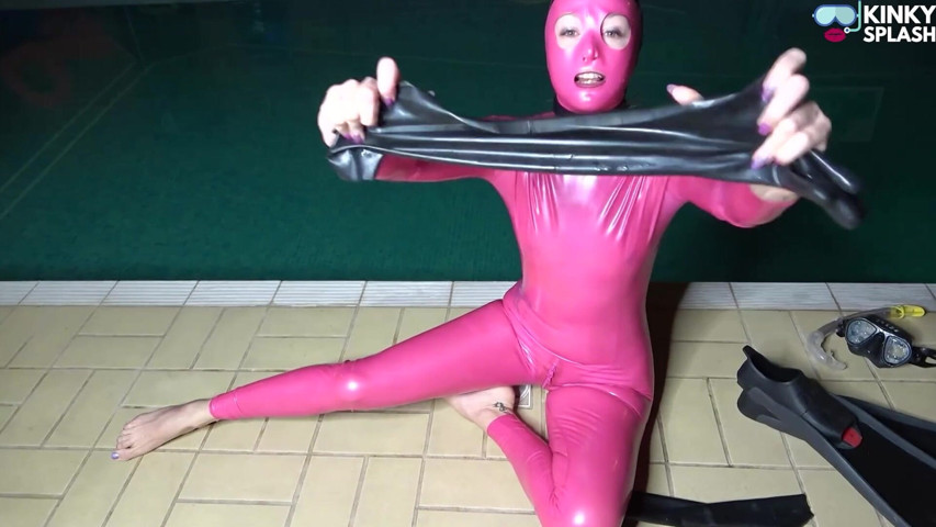 Bambola in lattice da piscina con bordi e dita scivolose (UKCuteGirl) Poolside Latex Doll Edges with Slippery Fingers (UKCuteGirl)