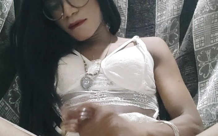 Keerthanakeerthi95: La sissy ragazza indiana munge il cazzo nel babydoll bianco