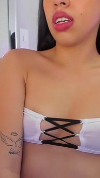 Latina seks naakt toont poesje hard in de kamer