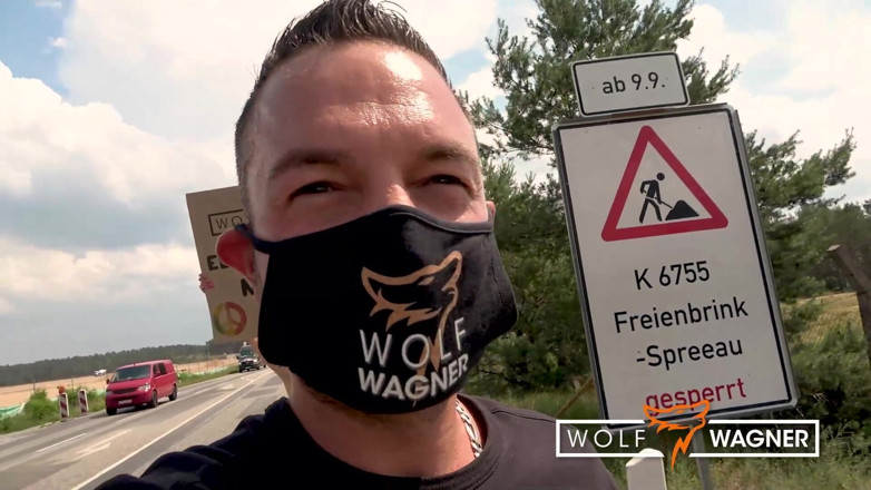 Wolf Wagner Com: Manifestation devant Tesla ! Nue pour un plus grand bien ! Kitty...