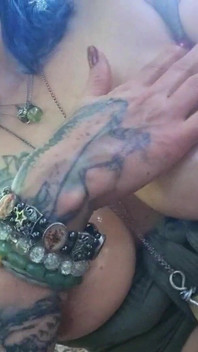 Yağlanmış memeler ormanda büyük pirsingli meme uçları