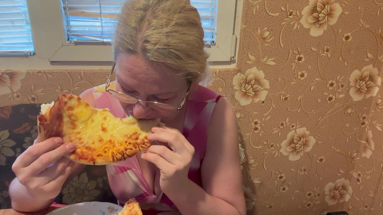 Putarankahotmilf: Makan dan fetish perut besar, bersendawa,