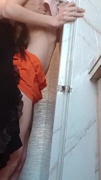 Mama mea vitregă mă fute tare în bucătărie
