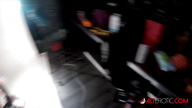 Alt Erotic: एम्बर ल्यूक के नए चेस्ट टैटू के साथ पर्दे के पीछे