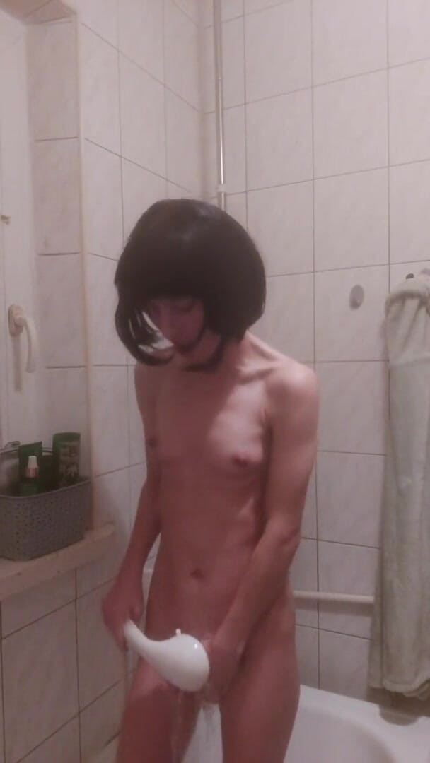 Wet Pussy Fuck: A Polish Teenager Masturbates in the Shower with Loud Orgasm