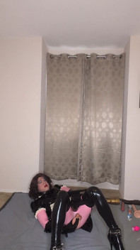 Catsuit lateks dan pembantu rumah banci berpakaian cuba mengongkek kedua-dua lubangnya dengan dildo