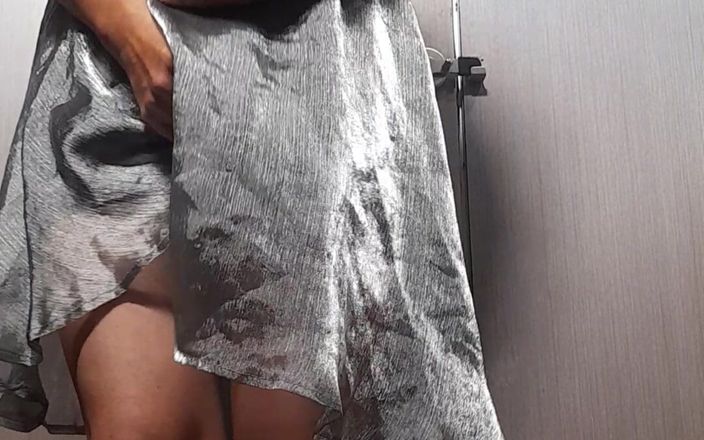 Naomisinka: Crossdresser - pișare și spermă în toaleta publică